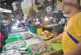  ?? SUNSTAR FOTO / AMPER CAMPAÑA ?? PRICE ACCELERATI­ON. Prices of seafood are expected to soar following the surge of the country’s inflation rate.