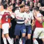  ??  ?? CHARGED Spurs &amp; Arsenal for this touchline bust-up