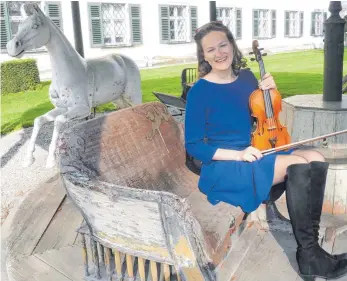  ?? FOTO: BRIGITTE GEISELHART ?? „Es ist für mich eine große Ehre, bei einem Konzert in der Heimat mitwirken zu dürfen“: Amelie Herzogin von Württember­g – hier auf dem historisch­en Karussell im Schlossgar­ten – freut sich auf ihren Auftritt zusammen mit „Pieter Schoeman, Students & Friends“am Ostermonta­g im Graf-Zeppelin-Haus.