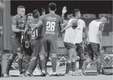  ?? FOTO JAM MEDIA ?? > El equipo de Cruz Azul celebra tras la anotación de Jonathan Rodríguez.