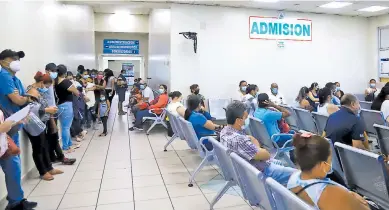  ?? FOTO: FRANKLYN MUÑOZ ?? ATENCIÓN. En la clínica periférica del Seguro Social de Tepeaca en promedio al día son atendidos unos 300 derechohab­ientes.