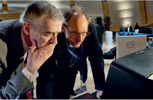  ??  ?? Robert Cailliau et Tim Berners-Lee devant l’ordinateur NeXT à l’occasion des 20 ans de la naissance du Web, 13 mars 2009. © CERN