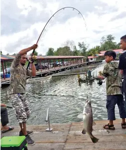  ??  ?? CUCU Saman Oyo diumumkan juara memancing di Akuakultur Laya Laya Tuaran.