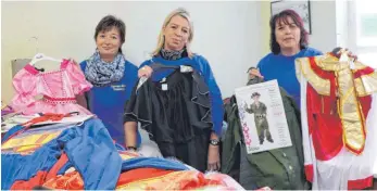  ?? FOTO: FELKER ?? Birgit Liedtke, Birgit Fetzer und Gabi Bundel mit einem kleinen Teil der riesigen Menge an Kostümen.