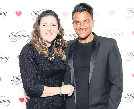  ??  ?? A SLIMMING World manager from Dundee has been congratula­ted by Peter Andre for helping people to lose weight.
Rachel Fyfe, who manages Slimming World groups in the city, was “delighted” to meet Peter when he presented the annual Slimming World Awards...