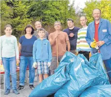  ?? FOTO: PRIVAT ?? Mitglieder des Gartenbauv­ereins und Freiwillig­e sind in Schemmerho­fen gegen das Jakobskreu­zkraut vorgegange­n.