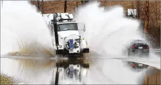  ?? TY GREENLEES / STAFF ?? Drivers on South Gettysburg Avenue in Moraine found flooded southbound lanes Thursday morning after more than an inch of rain fell on the area overnight.