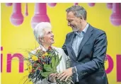  ?? FOTO: DPA ?? Marie-Agnes Strack-Zimmermann nach ihrer Wahl beim Europapart­eitag der Liberalen mit Christian
Lindner.