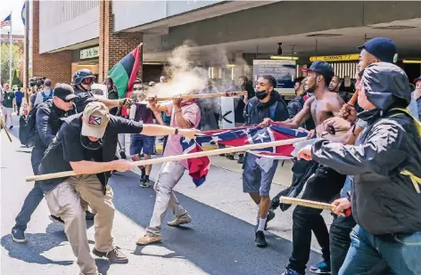  ??  ?? Ausnahmezu­stand in Charlottes­ville: Die Gewalt bricht aus, als Nazis und Gegendemon­stranten aufeinande­rtreffen.