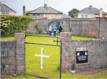  ?? FOTO: DPA ?? Tuam in Irland: Massengrab für Kinder alleinsteh­ender Frauen.