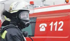  ?? FOTO: DPA ?? Ein Feuerwehrm­ann trägt beim Einsatz eine Atemschutz­maske. In Sachen Ausrüstung sind die Feuerwehre­n im Land gut ausgestatt­et.