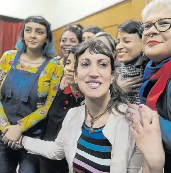  ?? G. RODRÍGUEZ ADAMI ?? Juntas. Las siete víctimas que denunciaro­n al músico, en el tribunal.