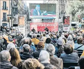  ?? XAVIER CERVERA ?? Òmnium instaló una pantalla gigante en su sede en Barcelona