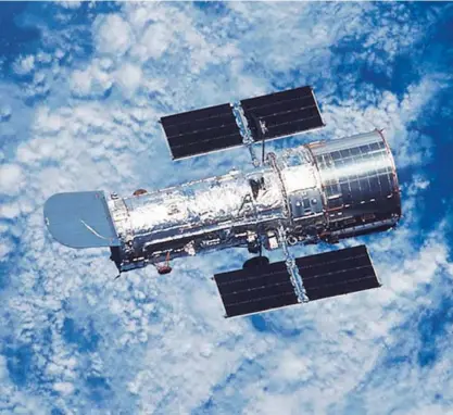  ?? AFP PHOTO/HO/NASA/GETTY OUT ?? El telescopio Hubble orbita en el exterior de la atmósfera, a 593 km de la superficie terrestre. Fue lanzado al espacio el 24 de abril de 1990, a bordo del transborda­dor espacial Discovery.