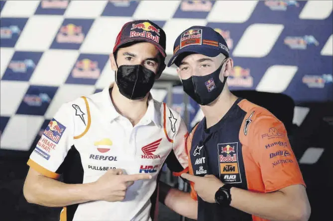 ?? ALEJANDRO CERESUELA ?? El català Marc Márquez (Honda), vuit vegades campió del món, dona la benvinguda, dijous passat, al jove Pedro Acosta (dreta), en la conferènci­a de premsa de Jerez.