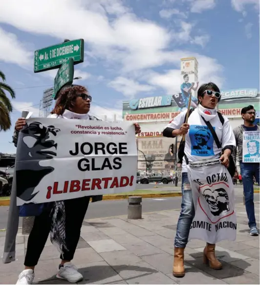  ?? ?? ► Manifestan­tes frente a la Embajada de México en Ecuador piden la libertad del exvicepres­idente Jorge Glas, en Quito.