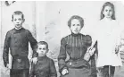  ?? FAMILY PHOTO ?? Isidore Smith, sitting, with his mother and siblings, about 1904.