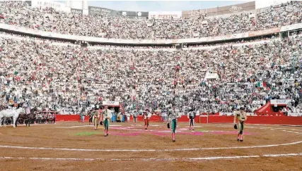  ?? EFE ?? Cuarenta mil personas abarrotaro­n la primera corrida de la temporada en la Plaza México.