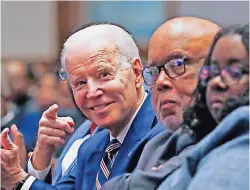  ??  ?? El precandida­to demócrata a la presidenci­a Joe Biden (izquierda) gesticula durante un evento ayer en Mississipp­i