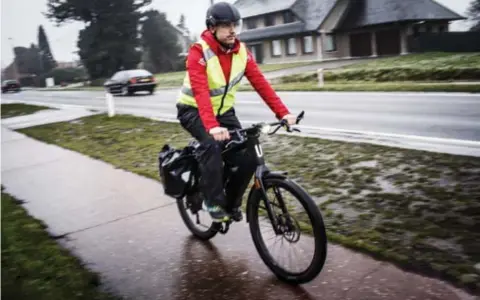  ?? FOTO WIM DANEELS ?? Steeds meer werknemers investeren hun fietsvergo­eding in een speedpedel­ec.