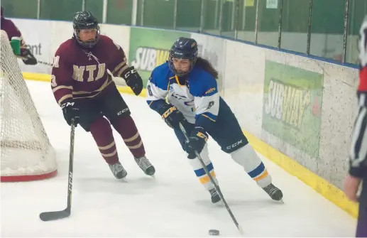  ??  ?? Jessica Bouchard (8), des Aigles Bleues, est pourchassé­e par Samantha Jarron (3), des Mounties, samedi à Sackville. - Gracieuset­é