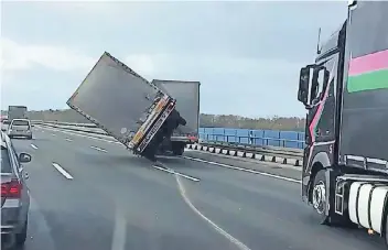  ?? FOTO: STEFAN KRAUTHOFF ?? Auf der Fleher Brücke wurde ein Lkw von einer Böe erfasst.