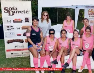  ??  ?? El equipo de Pink Soccer en el espacio ambientado por Sofa Duveté.