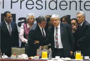  ?? | CUARTOSCUR­O ?? Andrés Manuel López Obrador desayunó con los senadores electos de Morena.