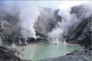  ??  ?? ABOVE The steamy, acidic pool at the volcano’s inner core.