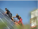  ?? BILD: JERRY LÖVBERG ?? Ett företag i Partille som installera­r solpaneler får kritik av Arbetsmilj­överket.