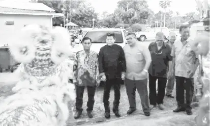  ??  ?? DIALU-ALUKAN: Dr Rayong menyaksika­n persembaha­n tarian singa yang sedia menanti ketibaanny­a sebaik tiba di Dewan Serba Guna Engkilili semalam.