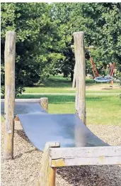  ??  ?? Einen lang gestreckte­n Spielplatz mit einzelnen Spiel-Inseln, auf denen die zahlreiche­n Kombigerät­e aufgestell­t sind, besitzt Borschemic­h.