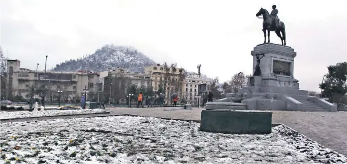  ?? FOTO: LUIS SEVILLA ?? OO A primera hora de la mañana de ayer, así lucían la Plaza Italia y el cerro San Cristóbal, dos íconos de la ciudad.