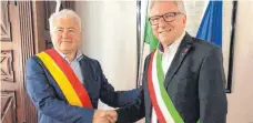  ?? FOTO: GEMEINDE BERG ?? Der bisherige Bürgermeis­ter von Rodigo, Gianni Chizzoni (links), und Helmut Grieb nach dem traditione­llen Schärpenta­usch.