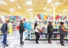  ?? New York Times ?? ■ Customers line up at a Toys “R” Us in Portland, Oregon. Toys R Us said t had no option than to begin winding down about 730 stores around the US.