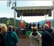  ??  ?? I concerti Per il festival il paese si trasforma in un palcosceni­co suggestivo