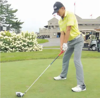  ?? —photo Gregg Chamberlai­n ?? Mathis Rollin, golfeur junior de Rockland, passe le vendredi matin à pratiquer son jeu pour l’aider à améliorer sa technique de golf avant les Championna­ts juniors de l’Ontario ce mois-ci. Le joueur de 15 ans s’est classé parmi les 30 premiers sur 150 joueurs le mois dernier lors d’un tournoi internatio­nal en Floride.