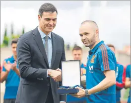  ??  ?? Pedro Sánche le dio a Iniesta la Gran Cruz de Mérito Deportivo