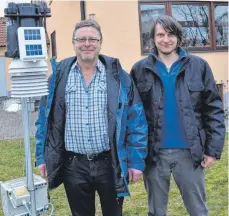  ?? FOTO: JULIA FREYDA ?? Die unscheinba­re Messanlage im Garten gibt Franz ( links) und Christian Fischer Auskunft über allerhand Daten zum Wetter.