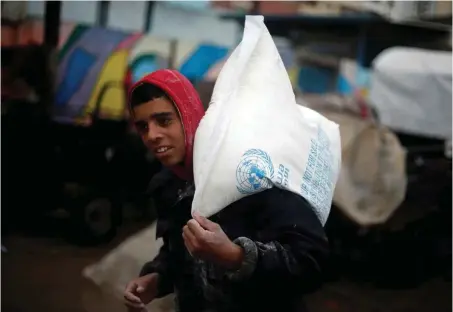  ?? Foto: Reuters/Mohammed Salem ?? Noch gibt es ihn – den Sack Mehl vom UNRWA im Verteilzen­trum des Flüchtling­slagers Al-Shati im nördlichen Gaza-Streifen