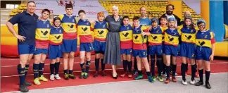  ?? ?? Le prince Albert II a remis en fin de journée la coupe aux vainqueurs : les enfants de l’école de rugby de Montpellie­r qui ont remporté la finale du tournoi contre Dubaï 5 essais à 2.
La princesse Charlène ici avec l’équipe d’andorre et Mathieu Bastareaud, le joueur du RC Toulon et de l’équipe de France, qui est cette année le parrain du tournoi.