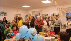  ?? Foto: Christine Schmid Mägele ?? Viele Gäste kamen, um den ersten „Geburtstag“des Affinger Bücherstüb­erls zu fei ern.