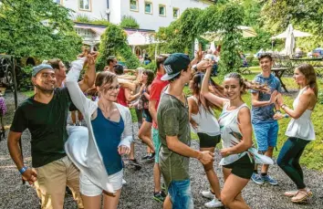  ?? Archivotos: baila Augsburg/Ralf Lienert ?? Sofia de Endaya (unten) hat die Salsa‰Szene am Ammersee mit aufgebaut. Der schnelle Tanz wurde in den 1980er‰Jahren in Deutschlan­d populär. Oben im Bild eine Salsa‰Gruppe im Chapuispar­k in Kempten.