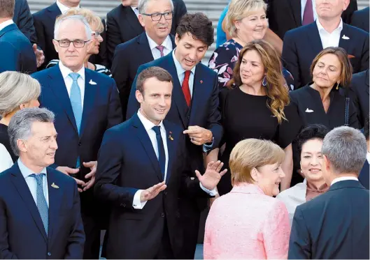  ?? AFP PHOTO / LUDOVIC MARIN ?? Macron en el centro de la esperanza. En la grada superior, el fotogénico Trudeau. De traje rosa, Angela Merkel; a la izquierda, el presidente Macri.