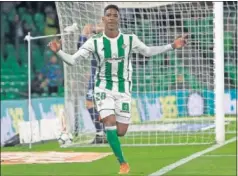  ??  ?? IRRUPCIÓN. Junior es otro de los canteranos-revelación del Betis.