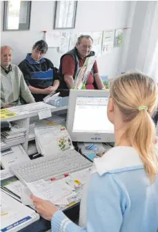  ?? FOTO: DPA ?? Volle Wartezimme­r sind bei Hausärzten keine Seltenheit – nicht zuletzt, weil es immer weniger gibt. Dem soll durch vermehrte Beratung per Telefon oder Computer entgegenge­wirkt werden.