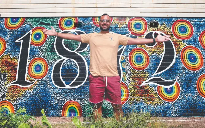  ?? Picture: SCOTT POWICK ?? Tweed Valley artist Jason KIng with his latest work, a mural at the Tumbulgum Public School.