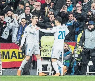  ?? FOTO: EFE ?? Marco Asensio corre a abrazarse a Cristiano Ronaldo tras servirle el 2-1 ante el PSG
