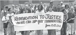  ?? PAUL SANCYA/AP ?? Activists walk to the grave of Vincent Chin during a 20th-anniversar­y memorial for Chin at Forest Lawn Cemetery in Detroit on June 23, 2002.