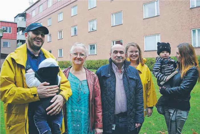  ?? FOTO: LEIF OLDENBURG ?? SEGER. De boende i Fogdevrete­n jublar över beslutet. Mia Törngren, tvåa från vänster, är en av de boende som protestera­t mot planerna.